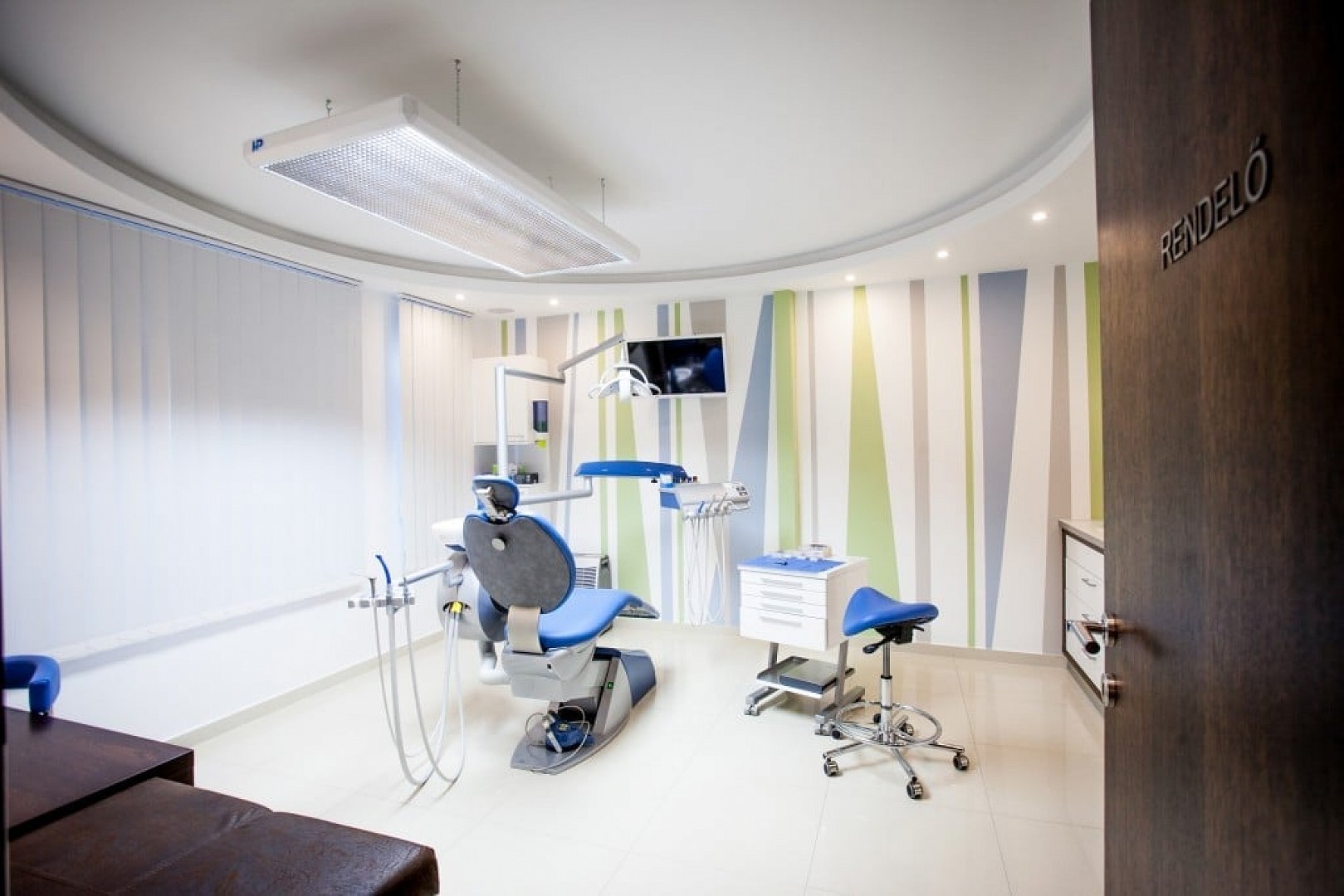 FogorvosKereső - CROWN DENTAL Praxis & Labor Fogászati kft Esztergom