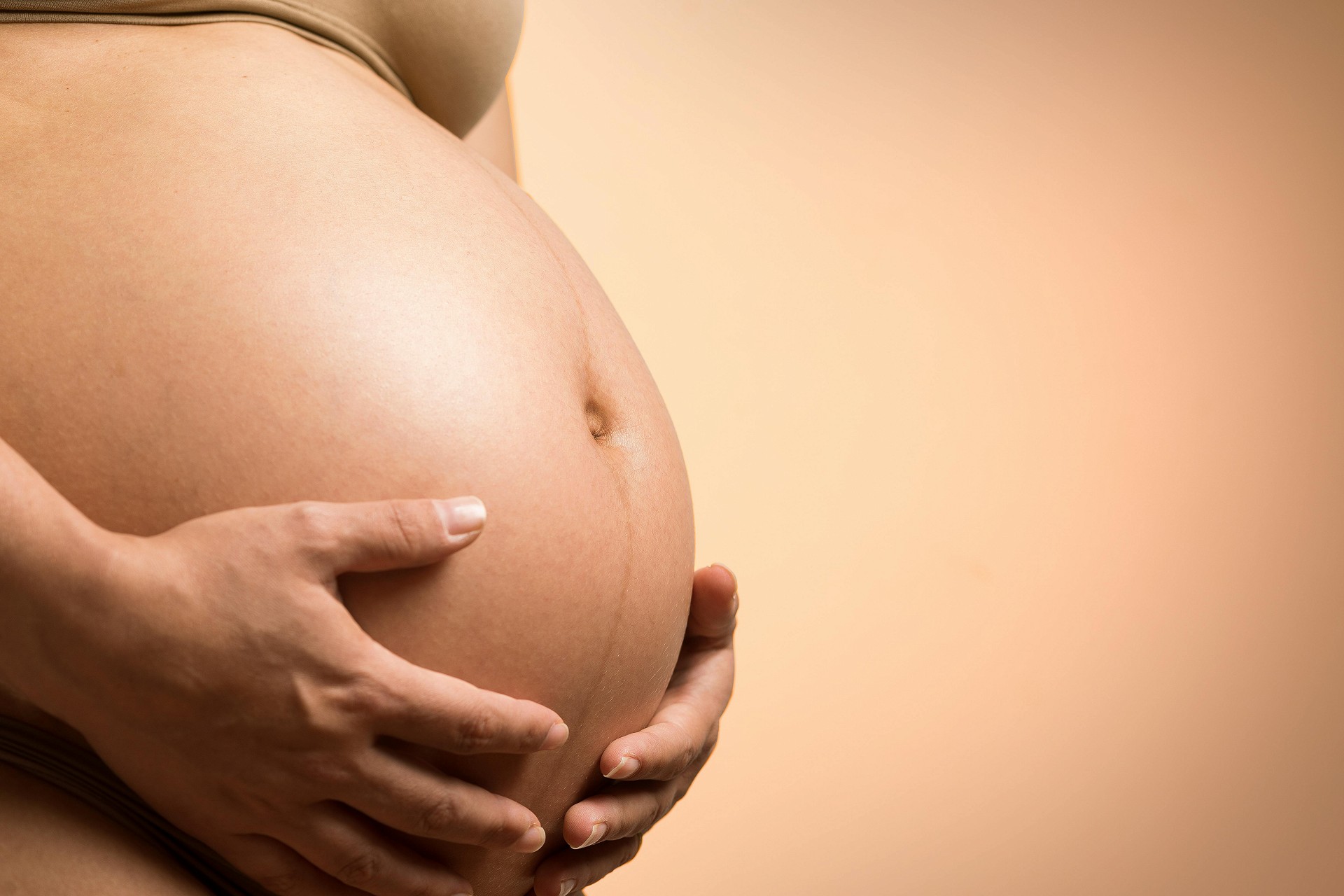 Összefüggés mutatható ki a születési testsúly, a terhességi szövődmények és a fogzománc hibák között